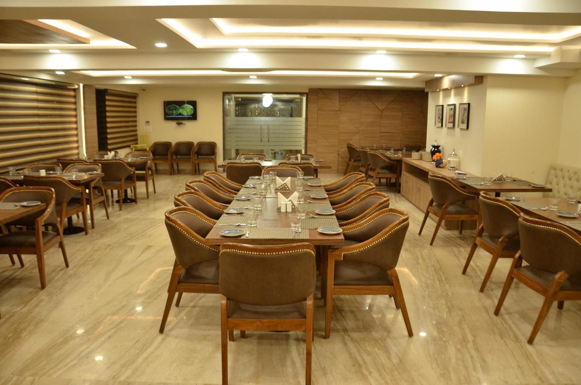 Hotel The Ved Mantra Gwalior Esterno foto